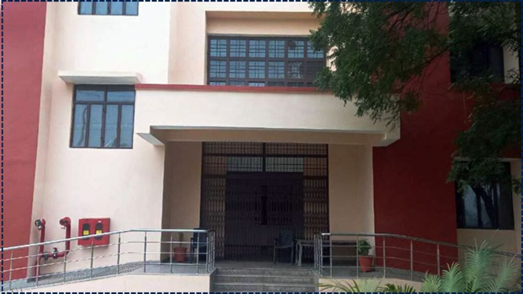 Honest Student Reviews of Govt. College Pabla – Campus, Faculty, Top Placements 1 Govt. College Pabla campus grounds with students outside.